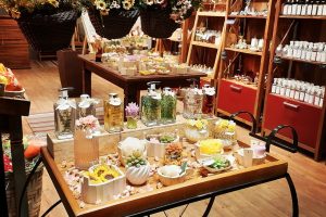 estante-livreiro-mesa-madeira-demolicao-perfumaria-comercio-avare